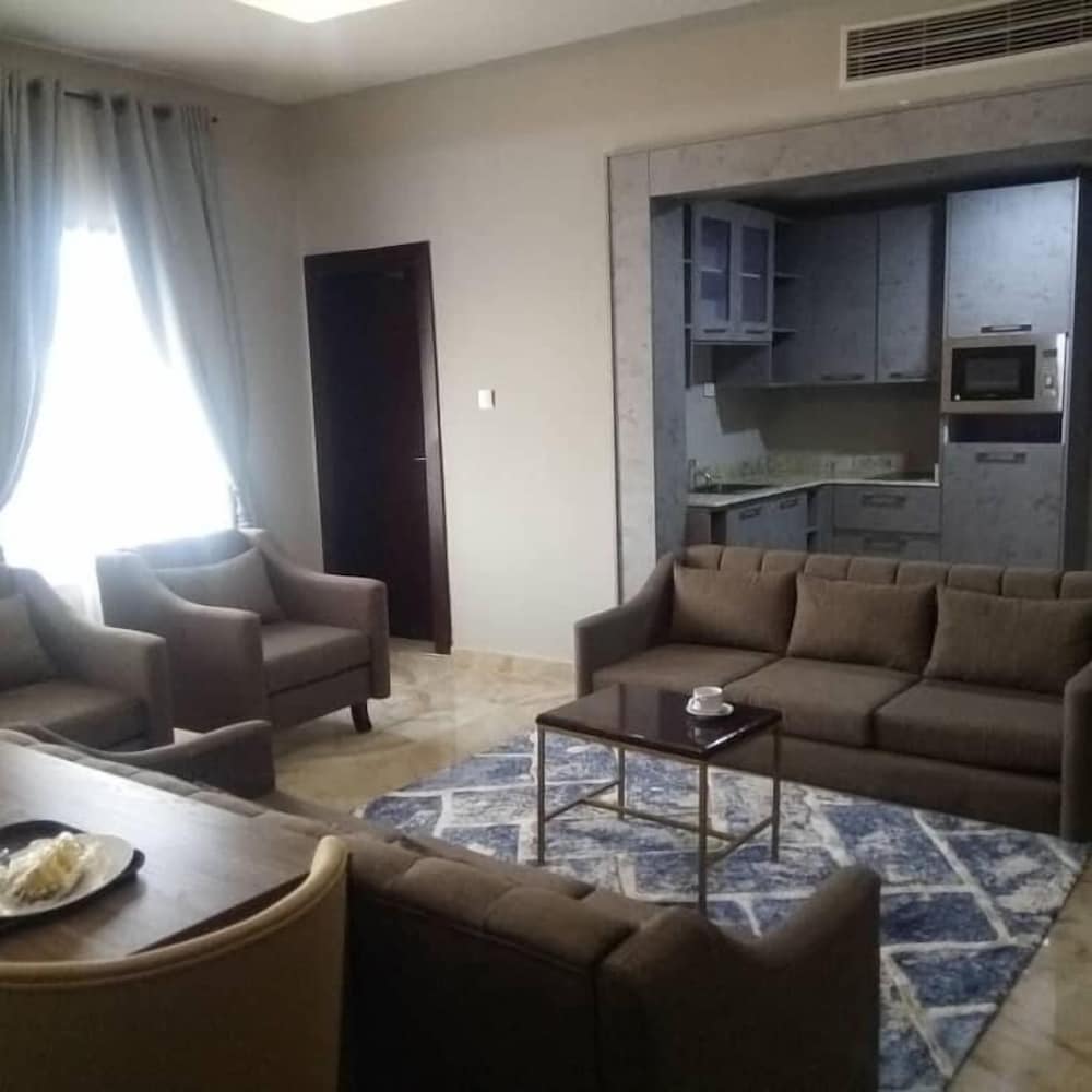 Фото Elegant Hotel & Suites by City Green