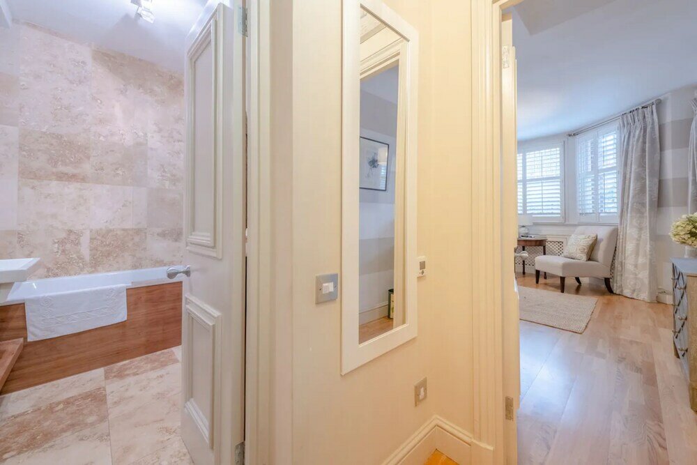 Фото Quaint and Central Studio Flat - Chelsea