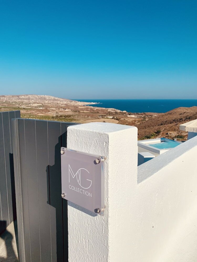 Фото White Curves