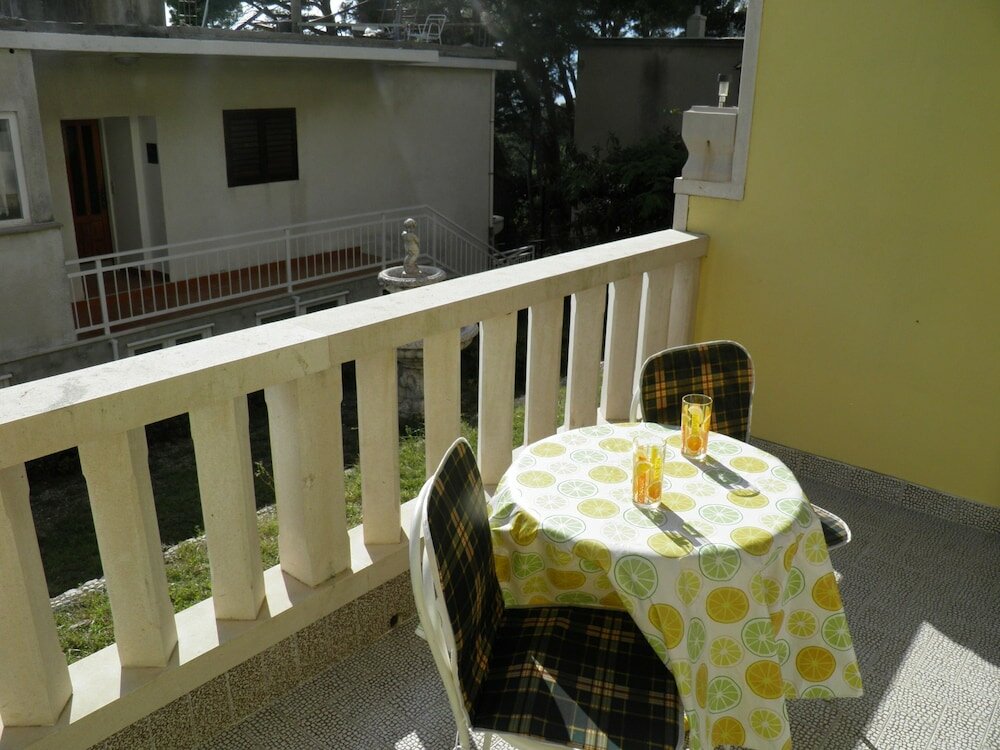 Фото Angela - With Beautiful Courtyard - Sa3