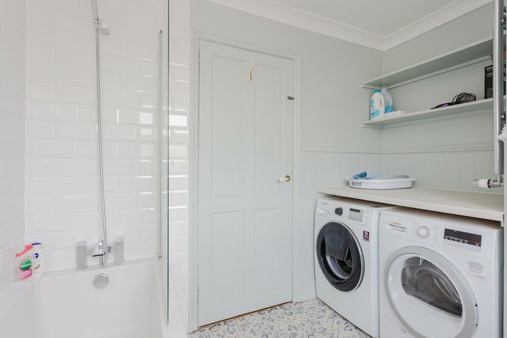 Фото Newly Refurbished 4 Bedroom House in East London