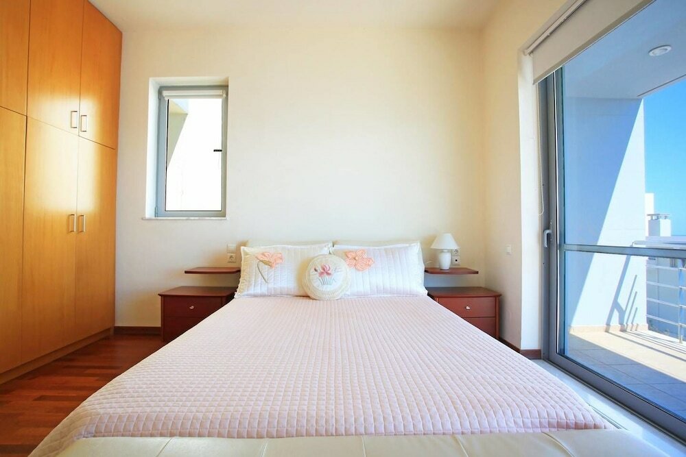 Фото Seafront home 4' walk to private beach