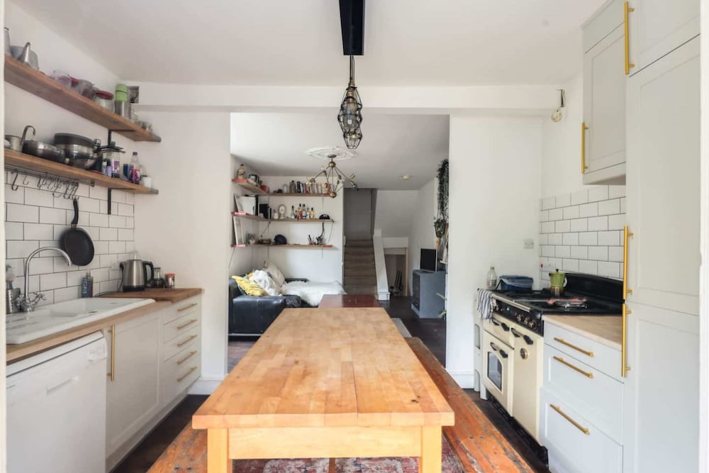 Фото Gorgeous and Vibrant 3 Bedroom Apartment in London