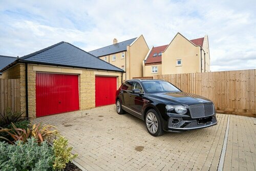 Гостиница 6 Bedroom New Build Detached House in Bicester