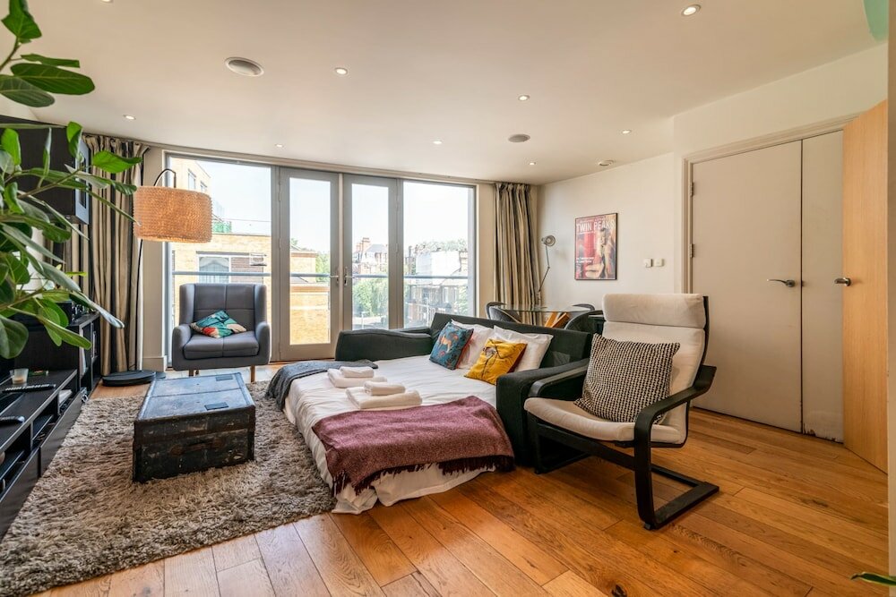 Фото Bright & Spacious Battersea Flat