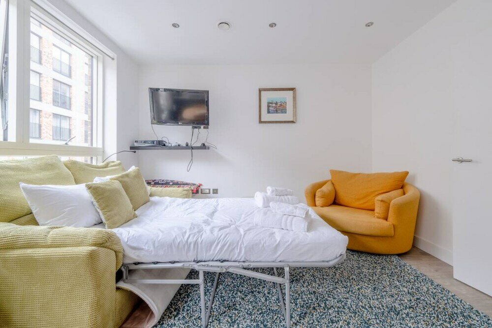 Фото Bright 2 Bedroom Maisonette Near Stratford