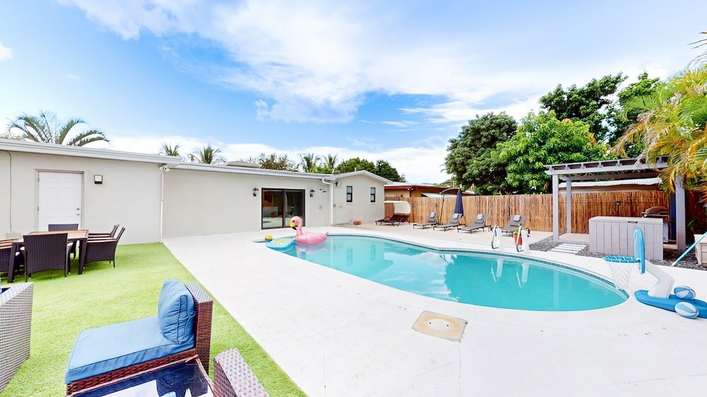 Фото Villa Camila 5br Luxury Home with Pool