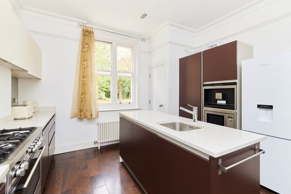 Фото The Woolwich Retreat - Enticing 5bdr House With Parking