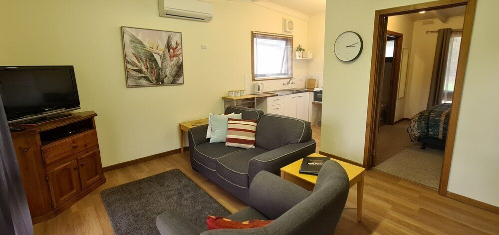 Фото Halls Haven Holiday Units