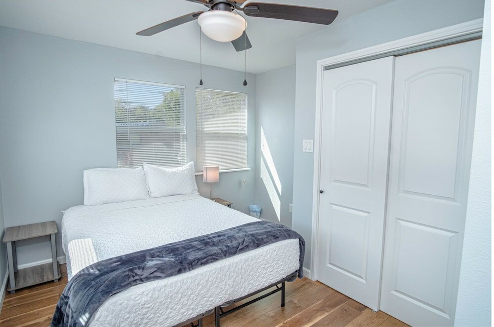 Фото Magnificent Large Home Near Downtown