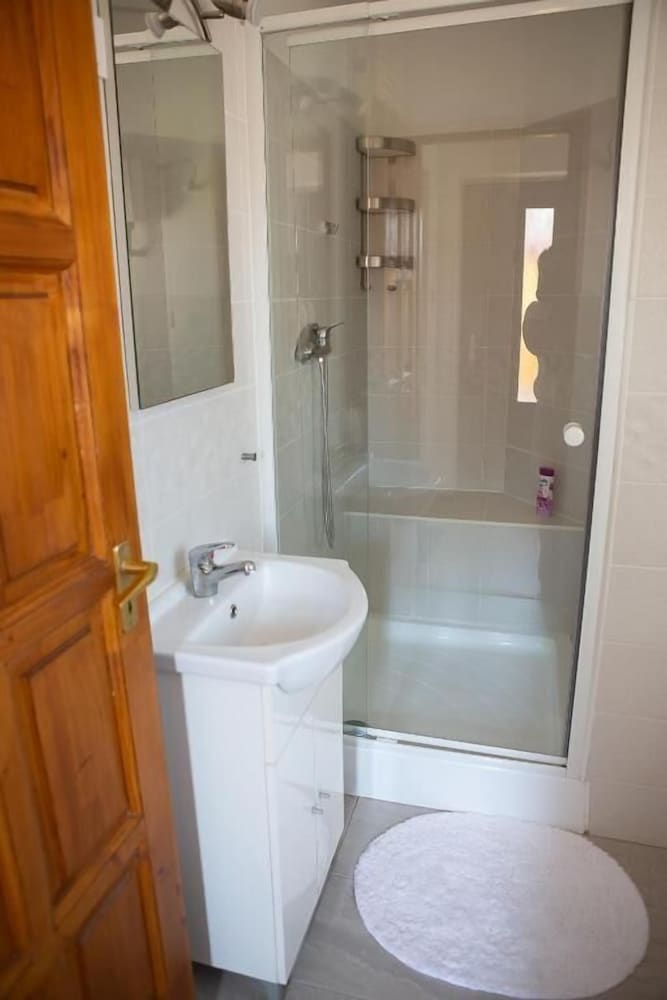 Фото Hunyadi Panzió- Apartmanház