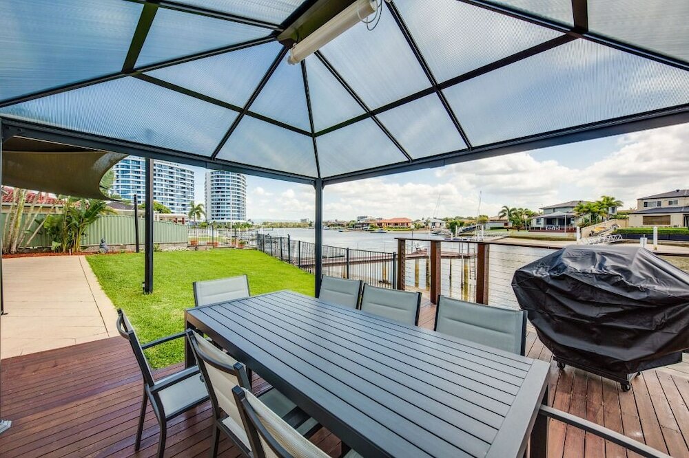 Фото Gold Coast Stunning Waterfront Retreat by Hostrelax