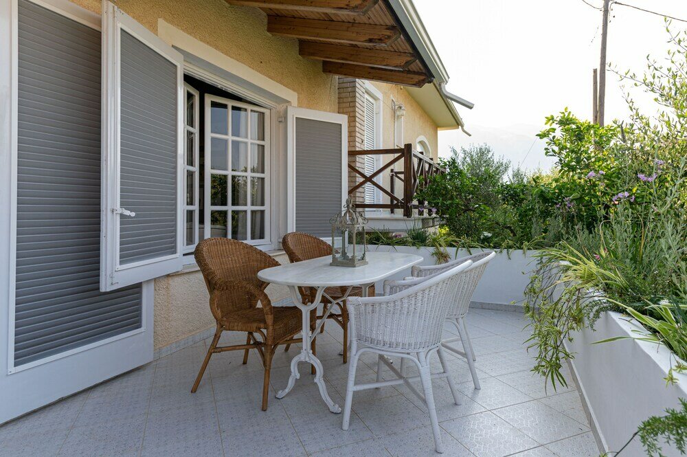 Фото Serene Seaside Bliss - Lush & Secluded Garden Oasis