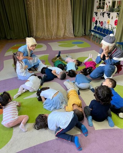 Ұзын және әдемі қыздарды көрсететін порно