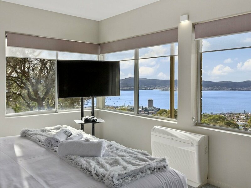 Гостиница Spectacular Views - 4 Bedroom House в Хобарте