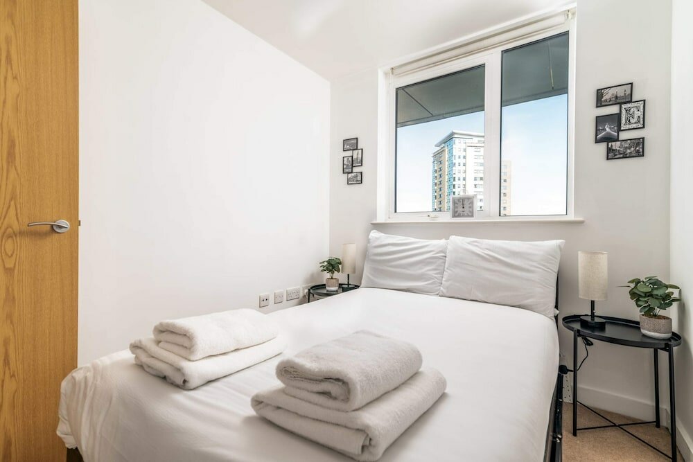 Фото Swanky Stratford Duplex Apartment