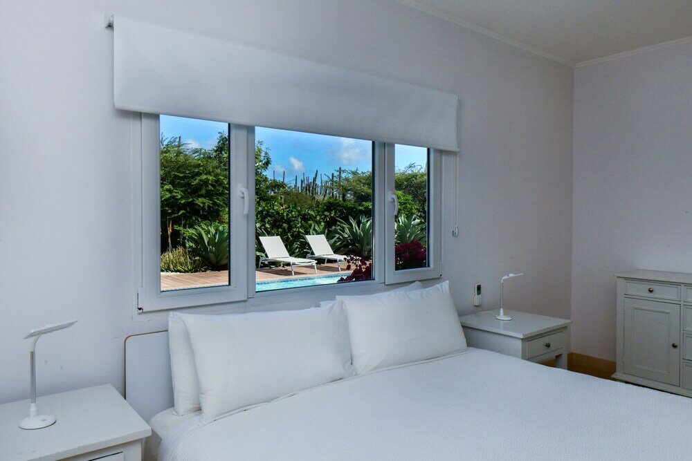 Фото Beach Front Luxury Villa! Boca Catalina Malmok!