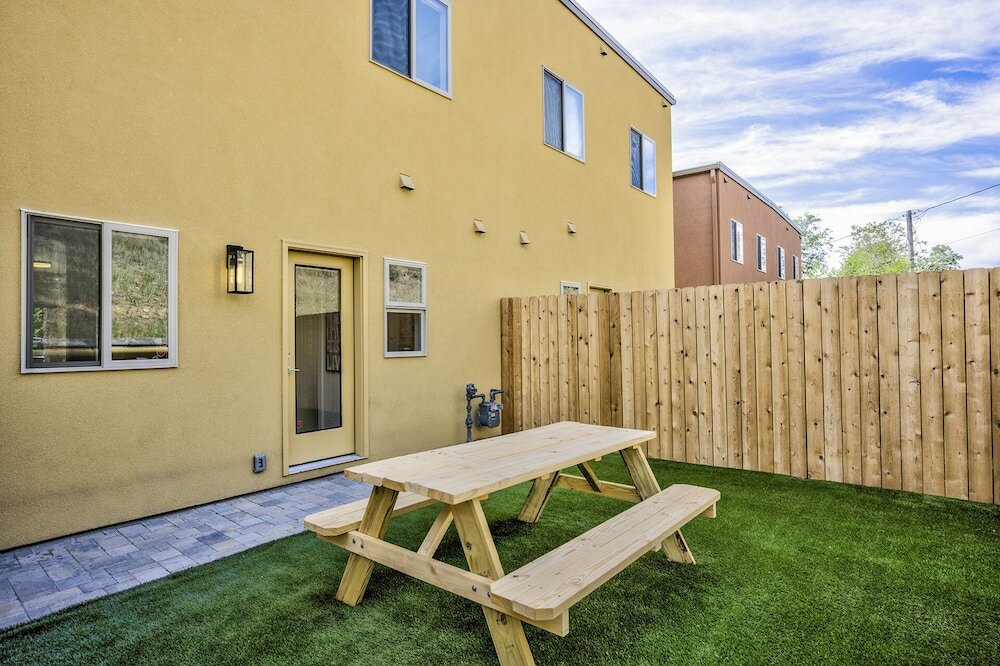 Фото Downtown Skyline Rooftop Patio Modern Townhome