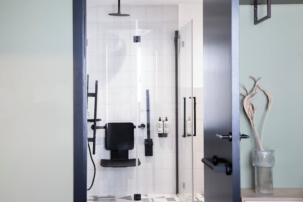 Фото Bob W Tower Hill Studios