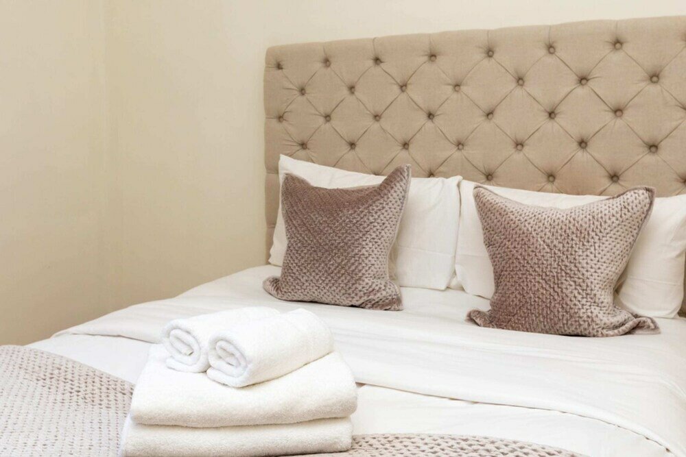 Фото Modern & Beautifully-lit 1 Bedroom Flat, Sheperd's Bush!