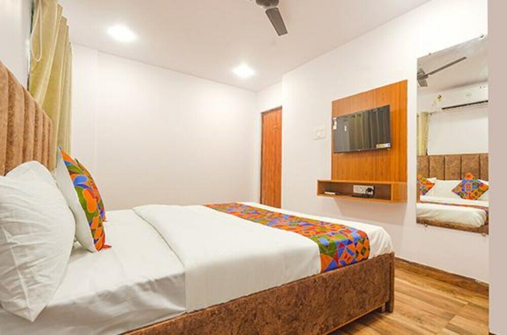 Фото Fabhotel Midnight Inn