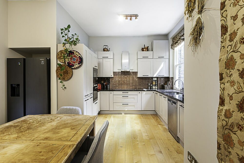 Фото Elegance in Westminster: Victoria Vibes Apartment