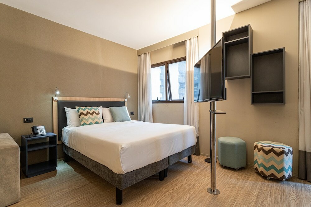 Фото Charlie Alphaville