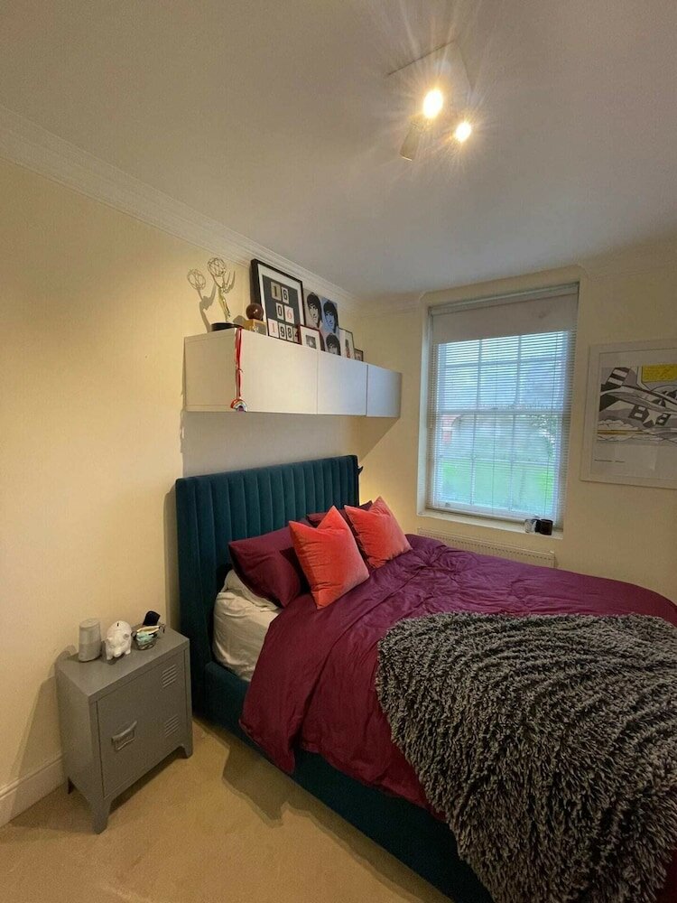 Фото Chic Victorian Flat in Private Estate - Mile End!