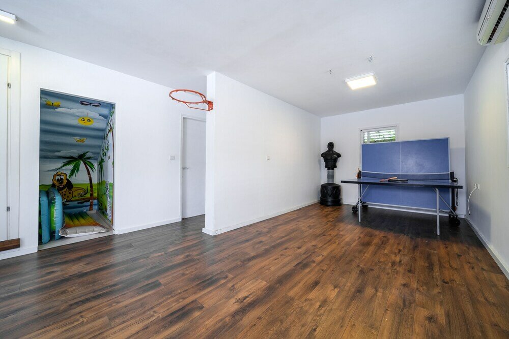 Фото Spacious 4bd House w Pool in Hezliya