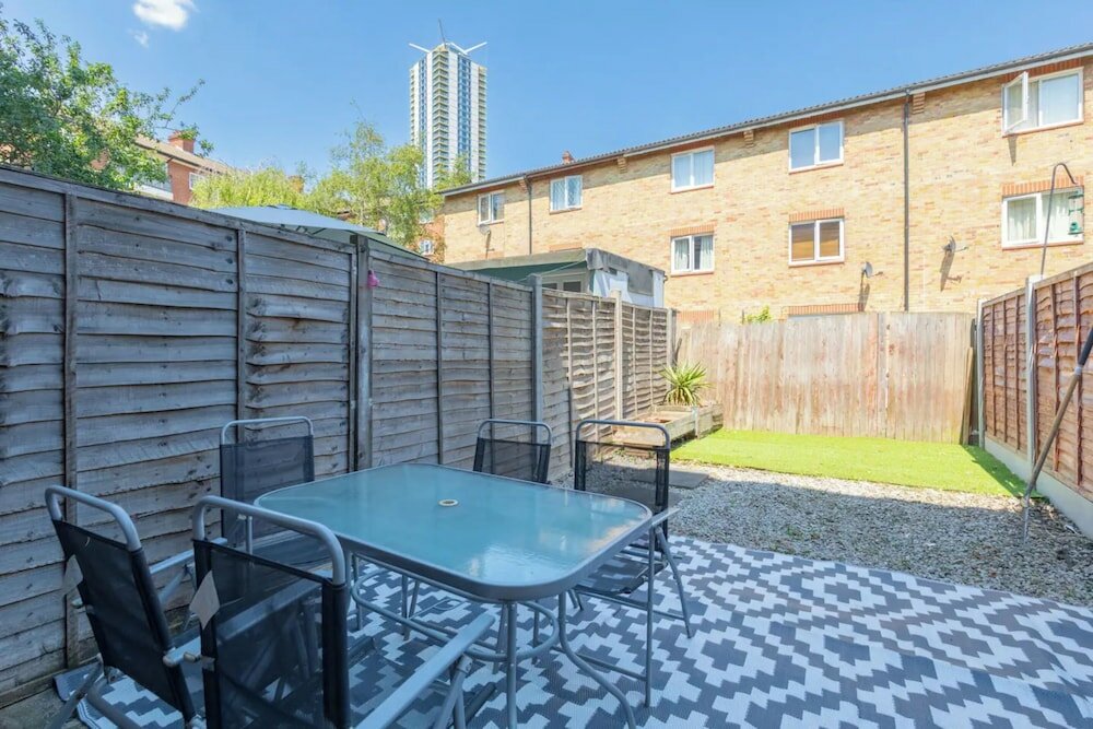 Фото Lovely 4 Bed House w Garden, 1 Stop to Waterloo