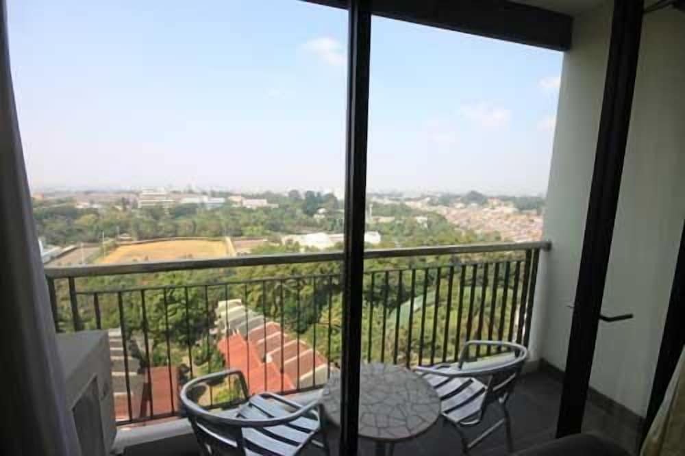 Фото Beverly Dago Apartment by HouseinBandung