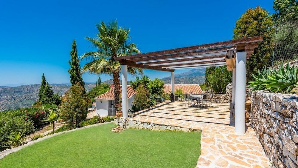 Фото Private, Bright, Spacious House with Pool & Hot Tub