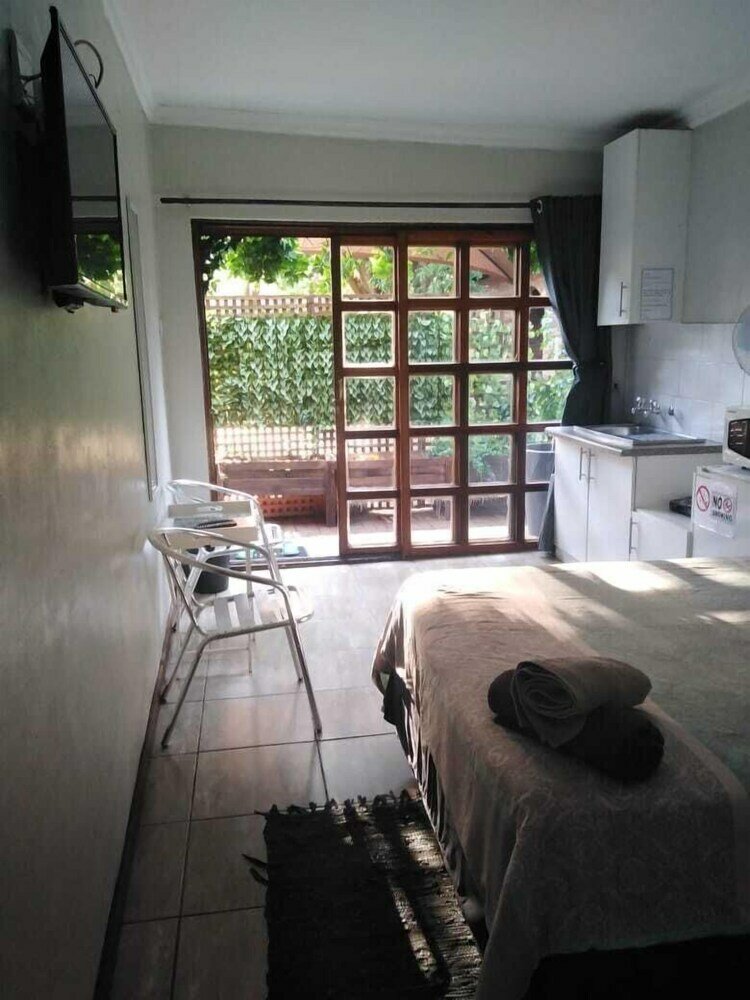 Фото Self Catering Studio Cottage