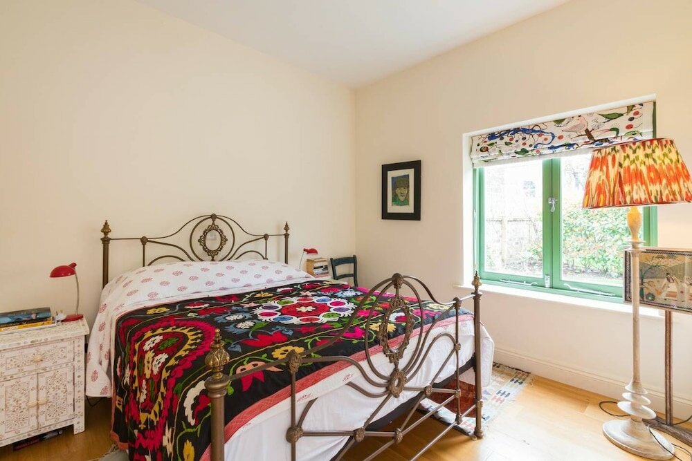 Фото Delightful Cottage for 2 set Within Pretty Garden