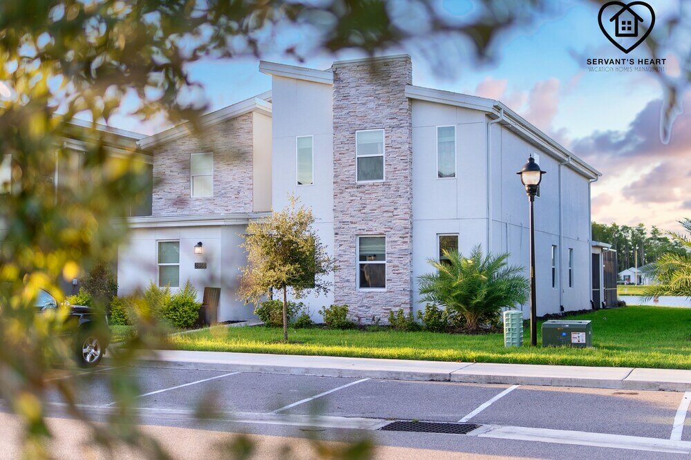 Фото Lakeview Luxury 9 Bedroom & 5 Bathroom w Private Pool