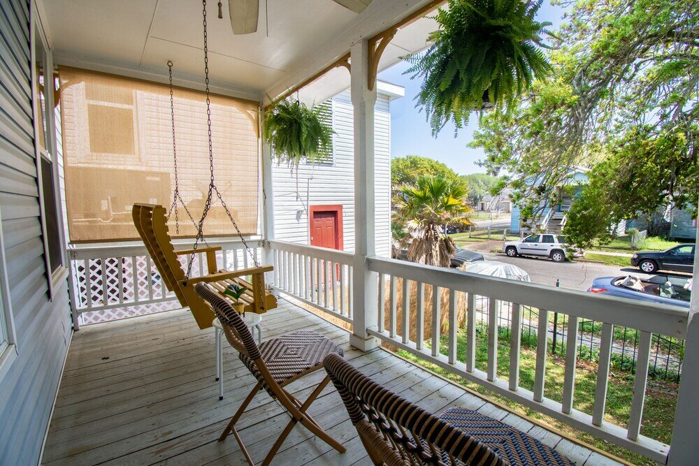 Фото A Bended Oak Bungalow