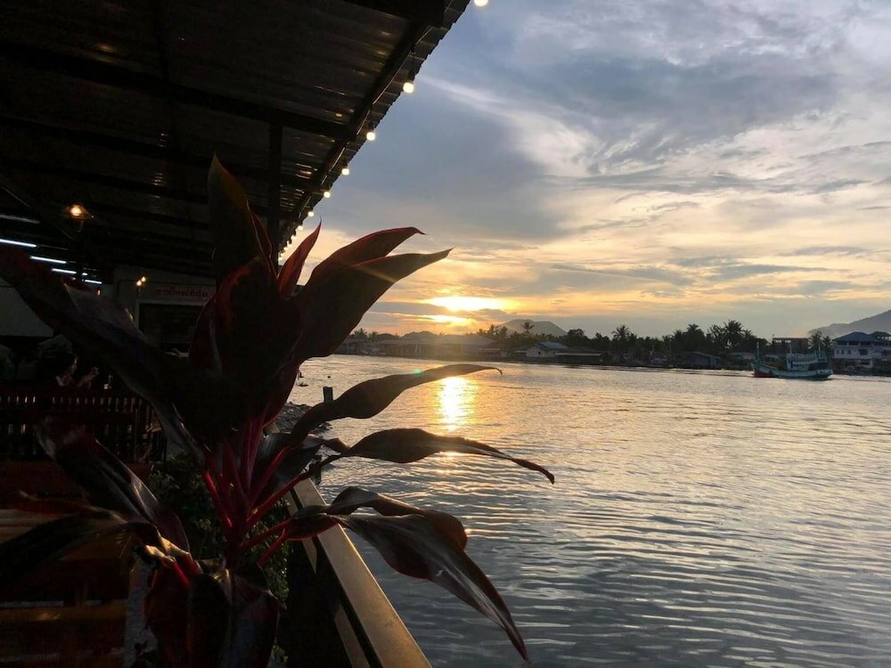 Фото Chaiyai River Front Hotel