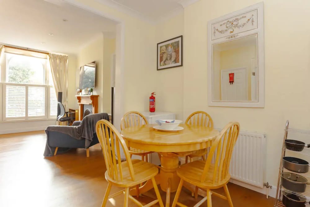 Фото Peaceful 2 Bedroom Apartment in Affluent Fulham