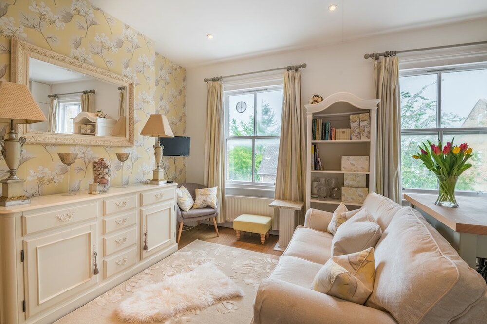 Фото Charming Chelsea Home by the River Thames