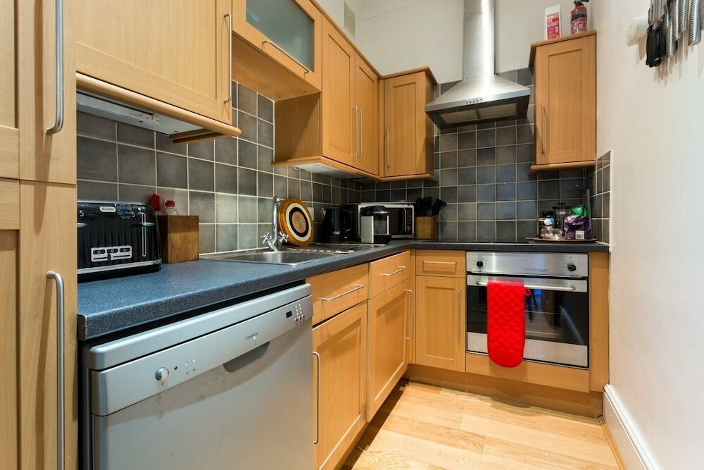 Фото Bright and Beautiful 2 Bed Flat Near Hyde Park