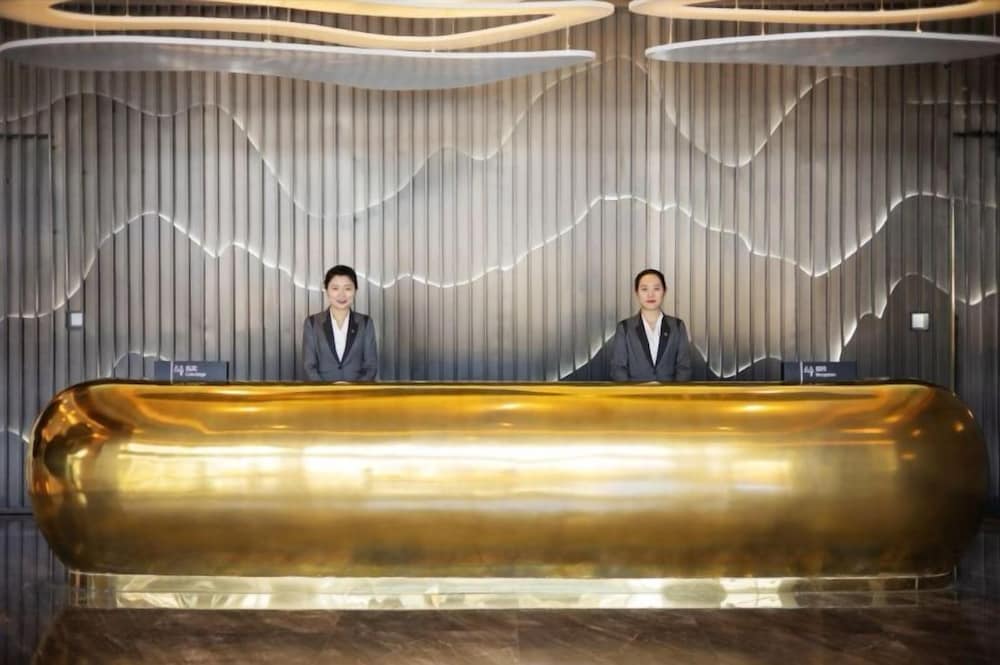 Фото The Qube Hotel