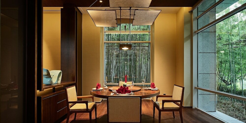 Фото Hualuxe Ningbo Harbor City, an Ihg Hotel