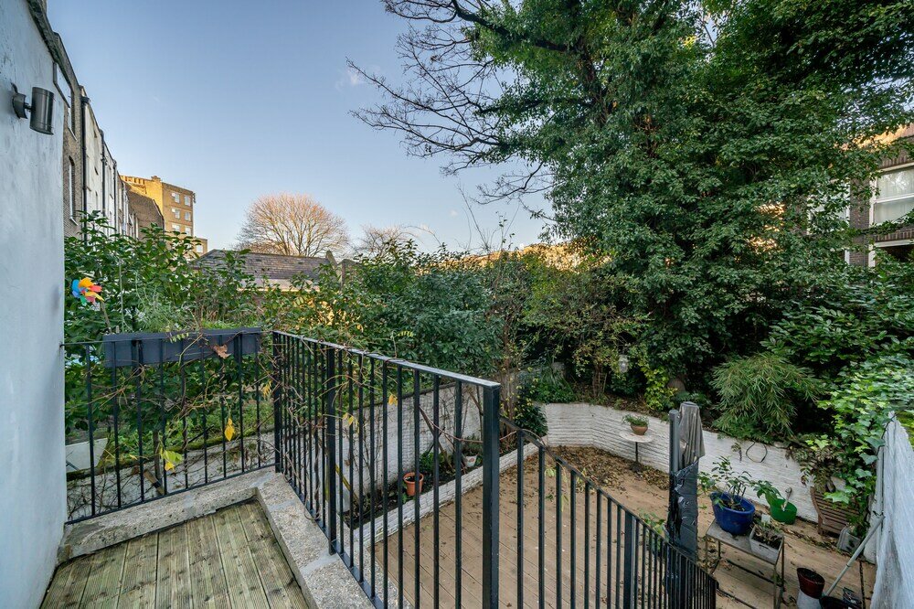 Фото Altido Elegant 4 Br House W/Deskspace, Moments From Angel