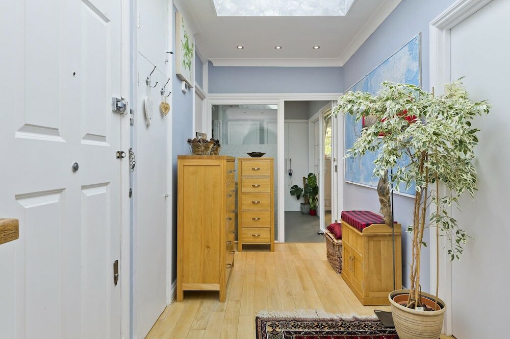 Фото Delightful Apartment in Prime Location Near Hampstead Heath by Underthedoormat