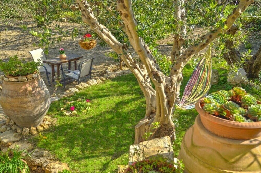 Фото Picturesque Traditional Stone House