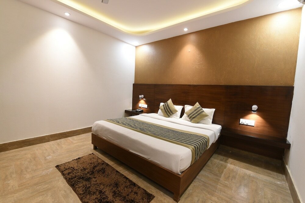 Фото Oyo Flagship 5383 Hotel Under Bridge Inn