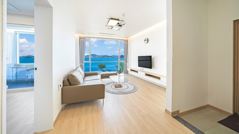 Фото Yeosu Riaeddo Poolvilla Pension