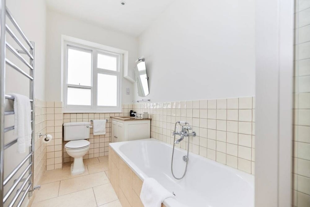 Фото The Hyde Park Mansion Place - Lovely 3bdr Flat