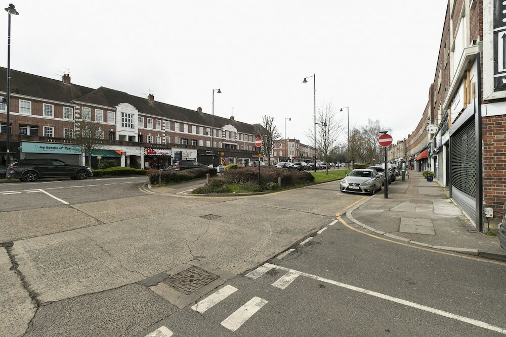 Фото Skyvillion Apartments Cockfosters