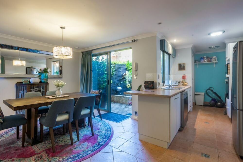 Фото Character 3 Bedroom Home With Pool and Balcony